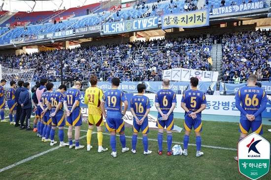 2025시즌 힘겨운 사투 끝에 K리그1에 간신히 잔류에 성공한 울산HD가 리그에서 가장 많은 연봉을 지출한 것으로 나타났다. 국내 선수 중 연봉 킹은 전북현대 이승우가 차지했다. 울산은 총 206억4858만4000원을 지출하며 K리그1 전체 구단 중 연봉 지출 1위를 기록했다. 선수 개인별 연봉에서는 전북 이승우가 국내 선수 1위에 올랐다. 이승우는 15억9000만원을 수령했다. 한국프로축구연맹