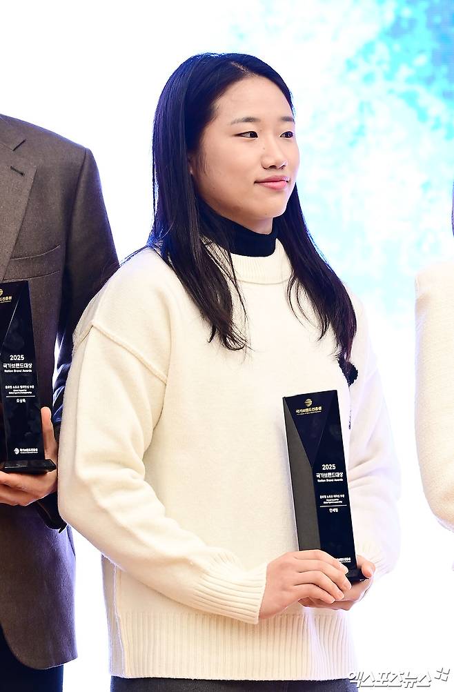 배드민턴 황제 안세영이 30일 서울 여의도 국회도서관 대강당에서 열린 '2025 국가브랜드 컨퍼런스'에서 '글로벌 스포츠 리더십' 부문을 수상했다. 사진 박지영 기자