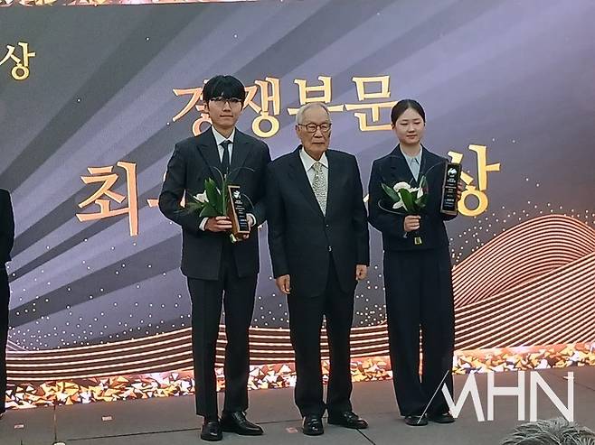 남녀 최우수 기사상(MVP)을 받은 신진서 9단(왼쪽)과 김은지 9단이 임채정 전 한국기원 총재(가운데)와 기념사진을 찍고 있다.(사진 MHN 엄민용 선임기자)