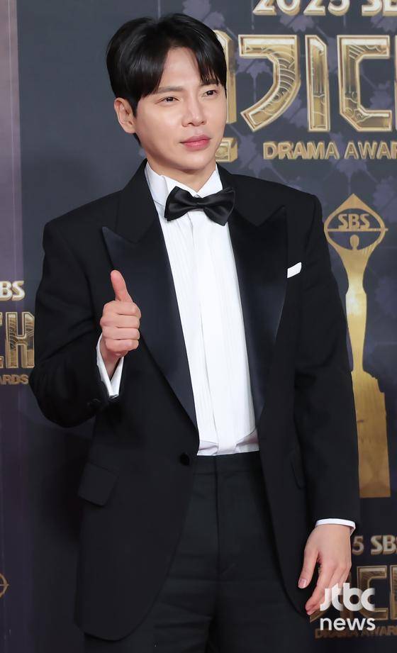 31일 오후 서울 마포구 상암동 SBS에서 'SBS 연기대상' 레드카펫 행사가 열렸다. 배우 고건한, 서혜원, 이상희가 참석해 포토타임을 갖고 있다. 박세완 엔터뉴스팀 기자 park.sewan@jtbc.co.kr