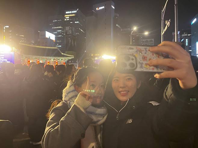 2026년 새해를 맞이한 1일 서울 종로구 보신각 타종행사에서 시민들이 기념사진을 찍고 있다. /이건 기자