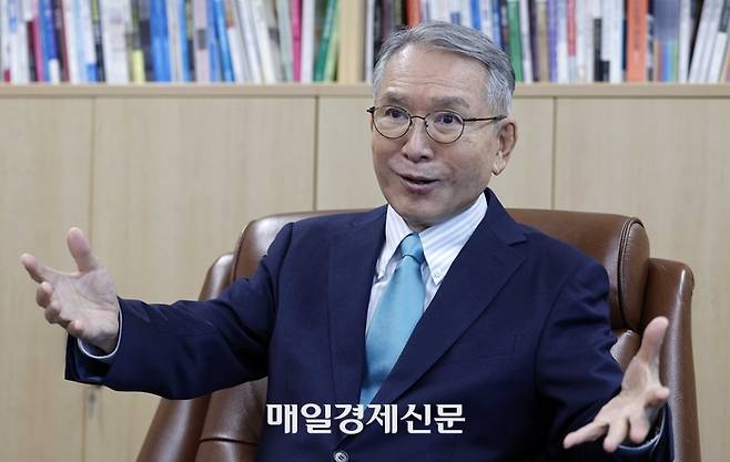김형오 전 국회의장이 지난 30일 매일경제와 만나 인터뷰하고 있다. 김호영 기자