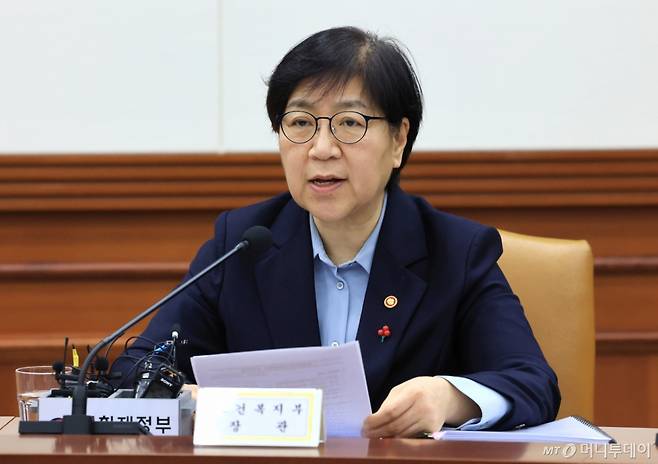 정은경 보건복지부 장관이 지난해 12월 31일 서울 종로구 정부서울청사에서 열린 경제관계장관회의 겸 성장전략 TF에서 발언을 하고 있다/사진=뉴스1 /사진=(서울=뉴스1) 임세영 기자