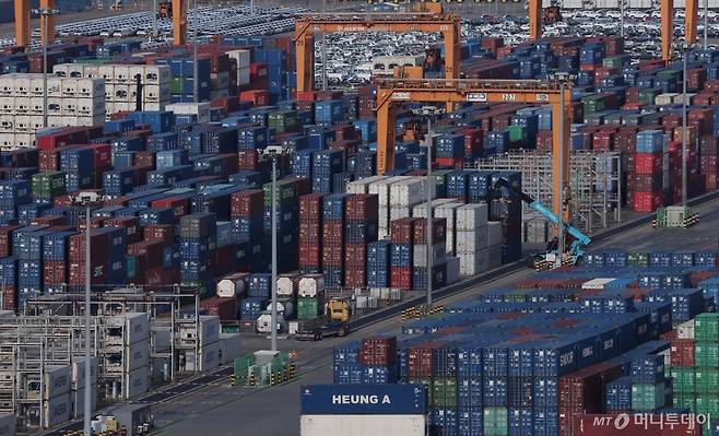 (평택=뉴스1) 김성진 기자 = 지난해 한국의 수출이 사상 처음 7000만달러를 넘겼다. 역대 최대 실적 기록이다. 반도체 수출이 1734억달러로 역대 최대치를 경신하며 전체 수출 증가를 견인했다. 산업통상자원부는 1일 발표한 '2025년 연간 및 12월 수출입 동향'에서 2025년 수출이 전년 대비 3.8% 증가한 7097억 달러를 기록해 역대 최대치를 달성했다고 밝혔다. 사진은 이날 경기 평택시 포승읍 평택항에 수출용 컨테이너가 세워져 있는 모습. 2026.1.1/뉴스1 Copyright (C) 뉴스1. All rights reserved. 무단 전재 및 재배포, AI학습 이용 금지. /사진=(평택=뉴스1) 김성진 기자
