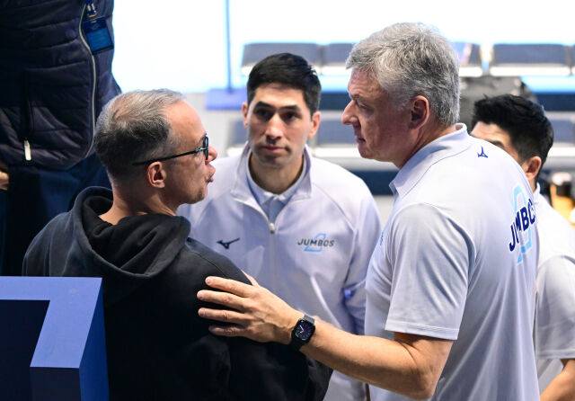 마우리시오 파에스 전 우리카드 감독이 대한항공과 헤난 달 조토 감독과 이야기를 나누고 있다 / 한국배구연맹(KOVO)