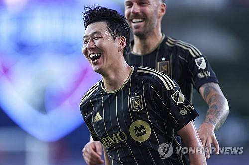 손흥민이 활약 중인 LAFC가 미국 메이저리그사커(MLS) 선수들이 가장 많이 뛰고 싶은 클럽으로 뽑혔다. 미국 매체 스포츠일러스트레이티드는 500명이 넘는 선수들이 설문조사에 참여한 결과, LAFC가 MLS 선수들 사이에서 가장 매력적인 클럽으로 뽑혔다고 발표했다. 이때 LAFC는 리오넬 메시가 뛰고 있는 인터 마이애미를 제치고 1위를 차지해 눈길을 끌었다. 연합뉴스