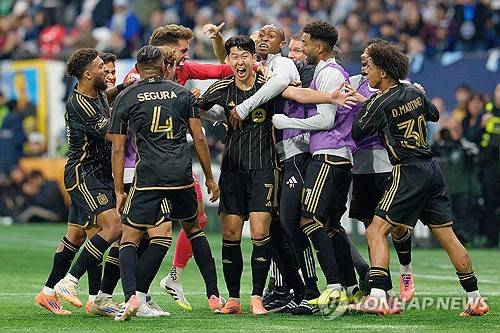 손흥민이 활약 중인 LAFC가 미국 메이저리그사커(MLS) 선수들이 가장 많이 뛰고 싶은 클럽으로 뽑혔다. 미국 매체 스포츠일러스트레이티드는 500명이 넘는 선수들이 설문조사에 참여한 결과, LAFC가 MLS 선수들 사이에서 가장 매력적인 클럽으로 뽑혔다고 발표했다. 이때 LAFC는 리오넬 메시가 뛰고 있는 인터 마이애미를 제치고 1위를 차지해 눈길을 끌었다. 연합뉴스