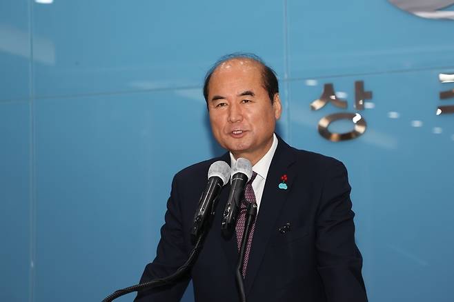 ▲ 강영석 상주시장이 2일 시청 대회의실에서 열린 2026년 시무식에서 신년사를 하고 있다. 김범진 기자