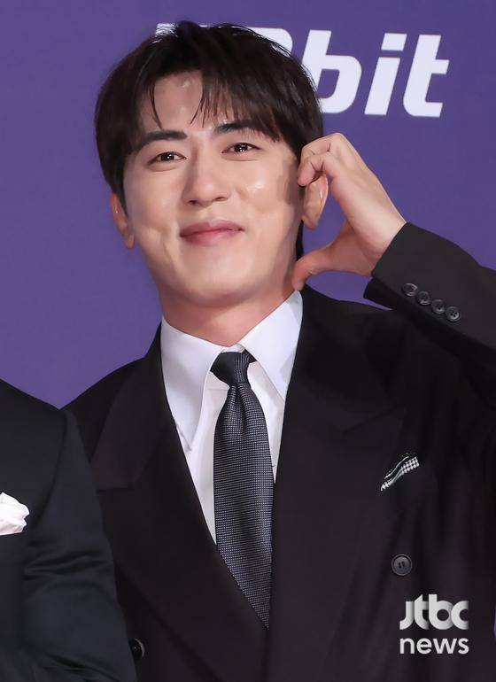 30일 오후 서울 마포구 상암동 SBS에서 'SBS 연예대상' 레드카펫 행사가 열렸다. 탁재훈, 추성훈, 김원훈이 참석해 포토타임을 갖고 있다. 박세완 엔터뉴스팀 기자 park.sewan@jtbc.co.kr