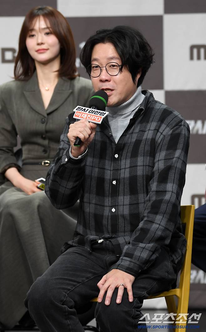 MBC 새 드라마 '판사 이한영' 제작발표회가 2일 서울 마포구 상암동 MBC 골든마우스홀에서 열렸다. 이재진 PD가 인터뷰를 하고 있다. 상암동=박재만 기자 pjm@sportschosun.com/2026.01.02/