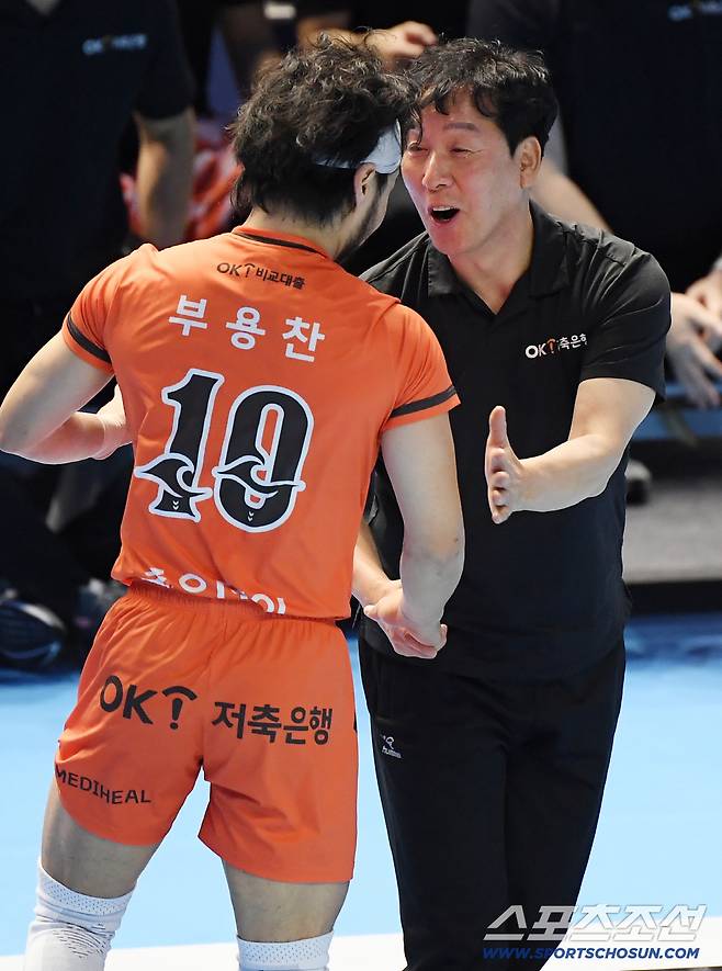 21일 인천 계양체육관에서 열린 V리그 대한항공-OK저축은행전. OK저축은행 신영철 감독이 부용찬을 격려하고 있다. 인천=정재근 기자 cjg@sportschosun.com/2025.11.21/