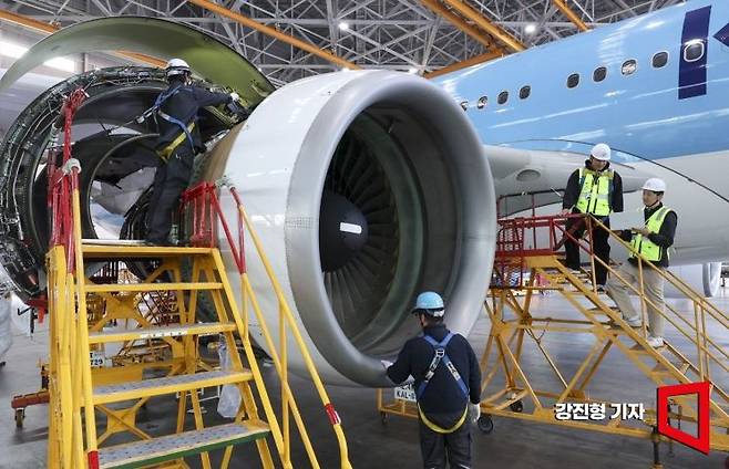 지난달 9일 인천 중구 대한항공 정비고에서 대한항공 예지정비팀과 정비사가 A330항공기 엔진 흡입구에 장착된 온도 센서를 점검하고 있다. 강진형 기자