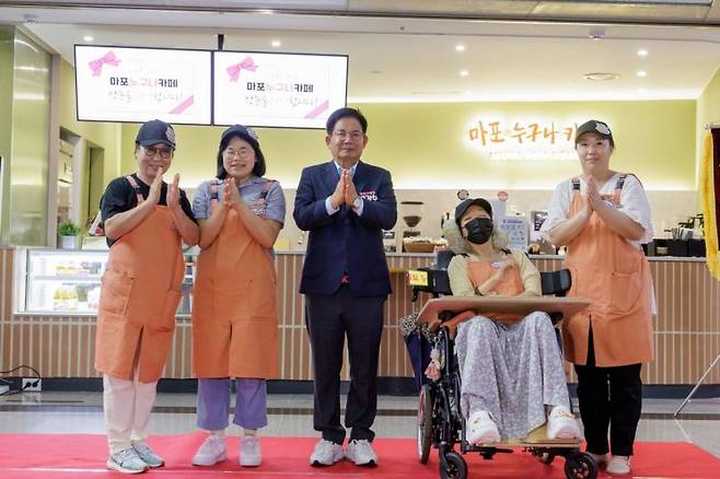 박강수 마포구청장과 마포 누구나 카페 공동대표 4인과 함께 한 기념촬영. 마포구 제공.