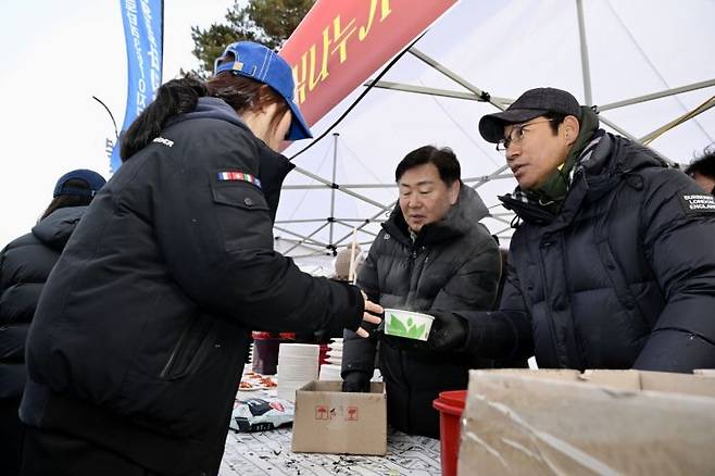 전북 남원시가 2026년 새해를 맞아 시민들과 함께 '새해 해맞이 및 떡국 나눔 행사'를 개최하고 남원의 새로운 도약을 다짐했다. 남원시 제공