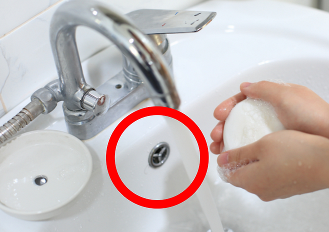 세면대 하단 배수 트랩과 오버홀의 이물질 제거를 병행해야 욕실 냄새를 완전히 잡을 수 있다. 사진=게티이미지뱅크.