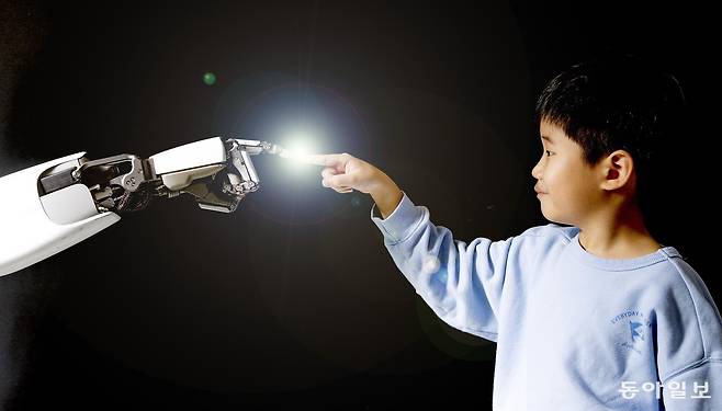 천안에 있는 로봇 이노베이션 허브에서 송유진 어린이와 위로보틱스의 휴머노이드 로봇 ALLEX(알렉스)가 포즈를 취하고 있다. 포토샵 렌즈 플레어 효과 적용. 천안=송은석 기자 silverstone@donga.com