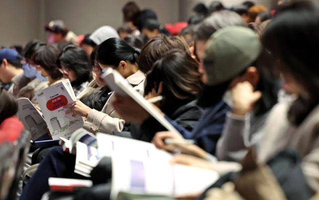 지난달 13일 서울 성북구 고려대 인촌기념관에서 열린 서울시교육청 2026 대입 정시모집 대비 진학설명회를 찾은 수험생 및 학부모들이 입시 설명을 듣고 있다. 뉴스1