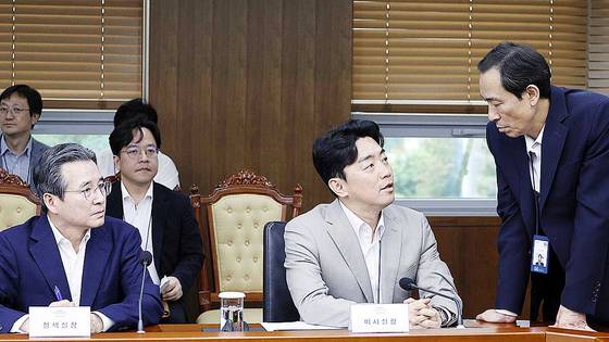 강훈식 대통령비서실장(가운데)과 우상호 청와대 정무수석(오른쪽)이 지난해 8월 서울 용산 대통령실 청사에서 열린 제7차 수석 보좌관회의에 앞서 대화하고 있다. 사진 왼쪽은 김용범 정책실장. 대통령실사진기자단