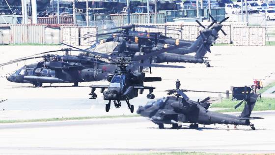 2024년 8월 19일 한국과 미국이 유사시 한반도 방어를 위해 실시하는 정례 연합 훈련인 '을지 자유의 방패'(UFS·Ulchi Freedom Shield) 연습 당시 평택 캠프 험프리스에서 아파치 헬기가 이동하고 있다. 연합뉴스