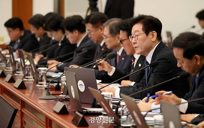 이재명 대통령이 지난달 30일 청와대 에서 국무회의를 주재하고 있다. 더불어민주당 주도로 지난달 24일 국회를 통과한 정보통신망법 개정안이 이날 국무회의에서 의결됐다. 김창길 기자
