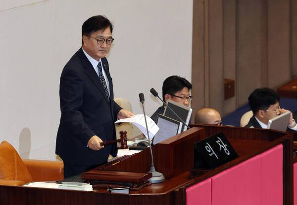 우원식 국회의장이 지난달 24일 국회에서 열린 12월 임시국회 본회의에서 허위조작정보근절법을 가결하고 있다. 연합뉴스