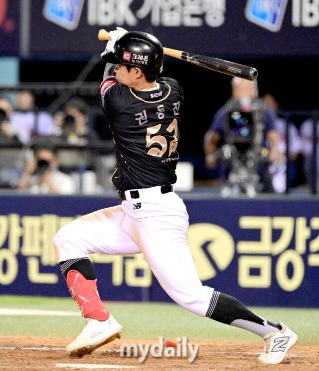 2025년 9월 11일 오후 서울 잠실구장에서 열린 '2025 신한 SOL뱅크 KBO 리그' KT 위즈와 LG 트윈스의 경기. KT 권동진이 8회초 1사 1.2루서 2타점 3루타를 치고 있다./마이데일리