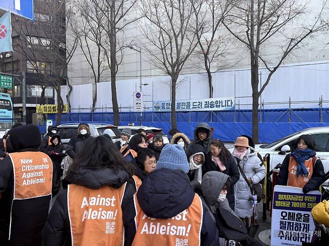 2일 오전 서울시청 인근에서 전장연 관계자들이 시위를 이어가는 모습. 정주원 기자