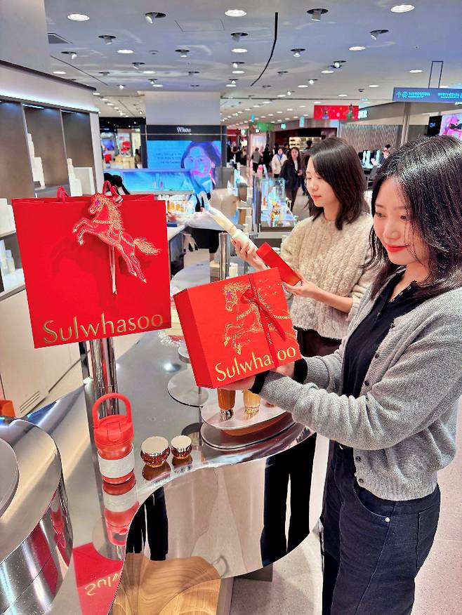 서울시 중구 소공동에 위치한 롯데백화점 본점 지하1층 설화수 매장에서 붉은 말의 해 프로모션 단독 기프트를 들고 있는 모델들. 롯데백화점 제공