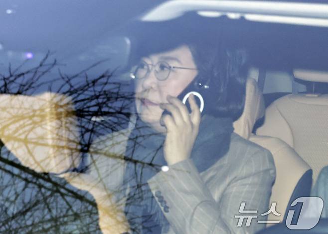 갑질·폭언 등 직장 내 괴롭힘 의혹이 제기된 이혜훈 초대 기획예산처 장관 후보자가 지난 2일 오전 서울 중구 예금보험공사에 마련된 인사청문회 준비 사무실로 출근하며 차량에서 누군가와 전화 통화를 하고 있다. (공동취재) 2026.1.2/뉴스1 ⓒ News1 오대일 기자