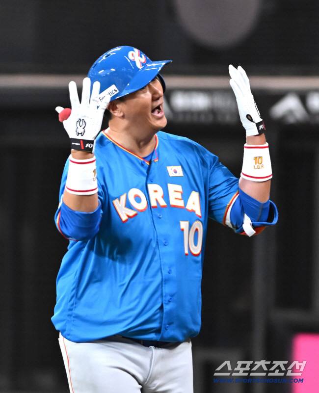 일본 에스콘필드 홋카이도에서 '한일 드림 플레이어즈 게임'이 열렸다. 이대호가 홈런을 치고 기뻐하고 있다.<사진공동취재단>