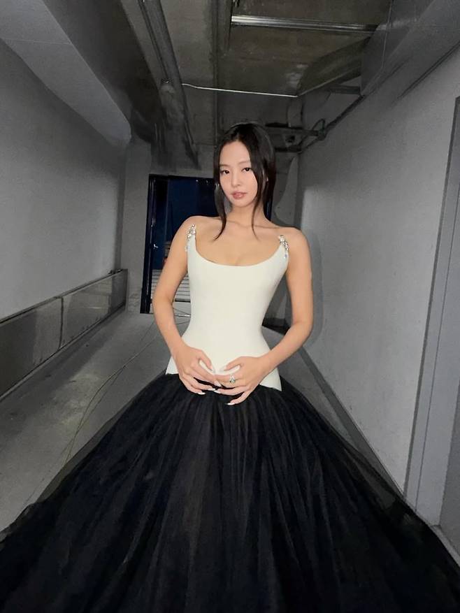 지난달 20일 MMA에서 발레복에서 영감을 받은 일명 샤스커트를 입은 제니. /SNS