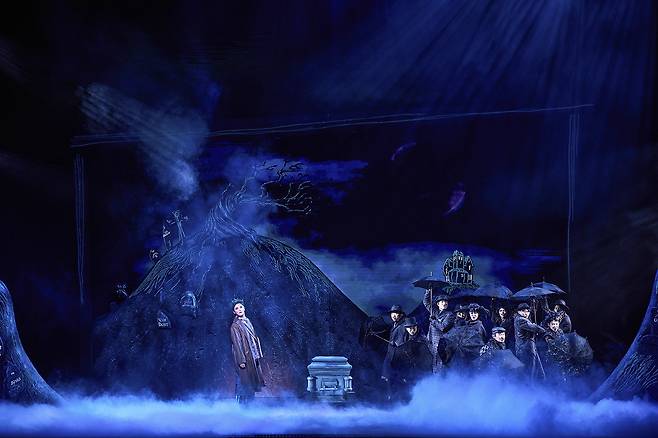 뮤지컬 ‘비틀쥬스’의 한 장면. 김준수(비틀쥬스)와 배우들이 강렬한 색감과 에너지로 팀 버튼식 세계를 무대에서 펼쳐낸다. 사진제공|CJ ENM