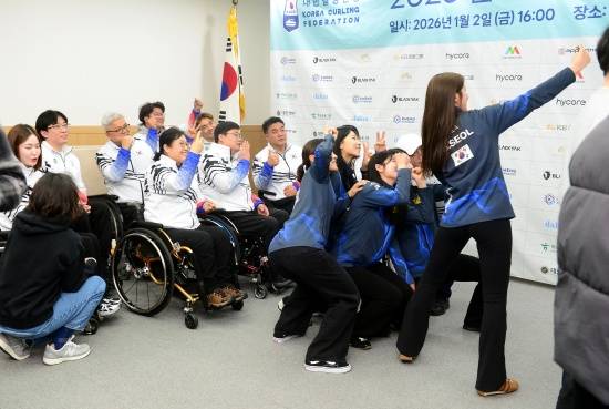 대한컬링연맹과 대한장애인컬링협회가 2일 서울 올림픽파크텔에서 합동으로 2026 밀라노・코르티나담페초동계올림픽 및 패럴림픽 컬링 국가대표 출정식을 진행했다. 대한장애인체육회 제공