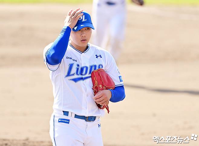 지난해 3월 2일 오후 일본 오키나와 온나손 아카마 구장에서 열린 KIA 타이거즈와 삼성 라이온즈의 연습경기, 7회초 수비를 마친 삼성 배찬승이 더그아웃으로 향하고 있다. 엑스포츠뉴스 DB