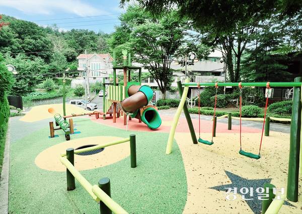 과천시가 지난 2024년 ‘경기아이누리놀이터 조성사업’을 통해 새단장해 개방한 과천동 ‘뒷골1어린이공원’. /과천시 제공