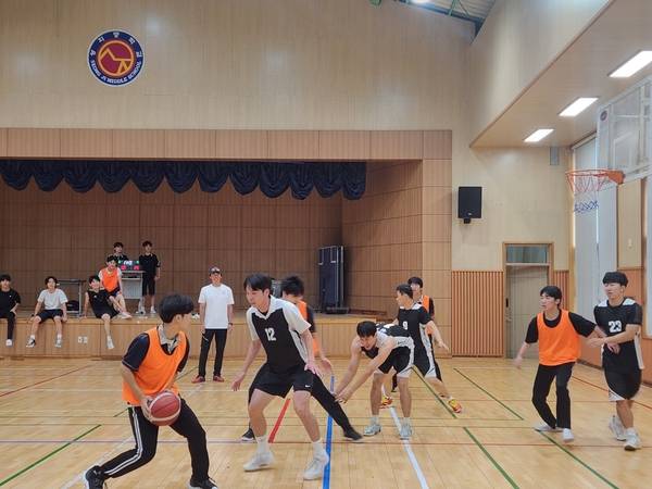 용인 성지중 학생들과 교사들이 사제 대결 농구 경기를 하고 있다. /성지중 제공