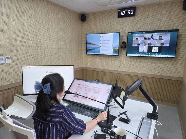 부산 북구 부산온라인학교 스튜디오에서 강사가 학생들에게 온라인 수업을 진행하고 있다. 부산시교육청 제공