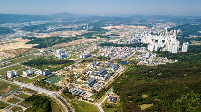 경북 안동시 풍천면과 예천군 호명읍에 조성되고 있는 경북도청 신도시 전경. 공공기관 이전 완료율 73%, 12개 아파트 9천118세대 실거주율 97.7%, 정주인구 2만3천여 명이다. 경북도청 제공