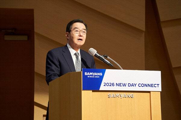 김윤 삼양홀딩스 회장이 지난 2일 판교 디스커버리센터에서 열린 ‘2026년 삼양 뉴 데이 커넥트’에서 신년 메시지를 전하고 있다.(사진=삼양홀딩스)