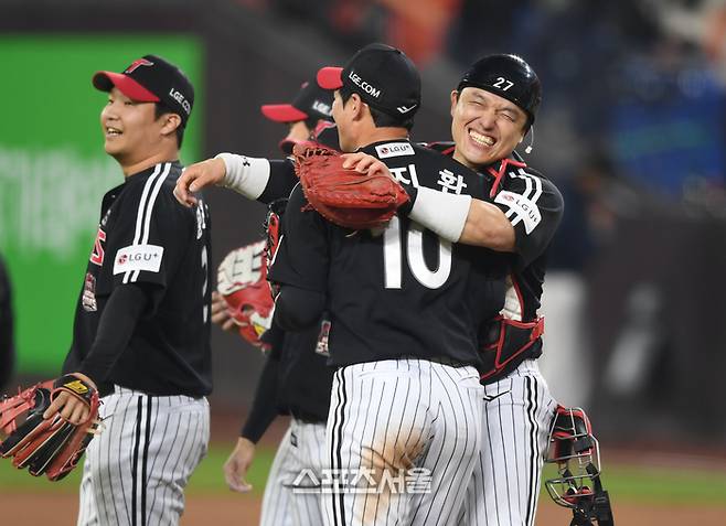 LG 박동원이 30일 대전 한화생명볼파크에서 열린 2025 KBO 한국시리즈 4차전 한화와 경기 승리 후 오지환과 환호하고 있다. 대전 | 최승섭기자 thunder@sportsseoul.com
