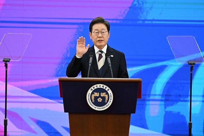 이재명 대통령이 2025년 6월 4일 오전 서울 여의도 국회의사당 중앙홀에서 제21대 대통령 취임 선서를 하고 있다. 국회사진기자단