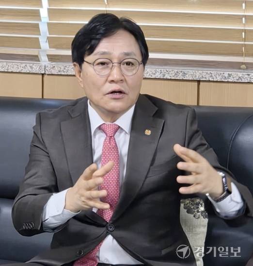 긴급 기자회견을 통해 ‘색동원 성범죄 의혹’과 관련한 군의 입장을 밝히는 박용철 강화군수. 조향래기자