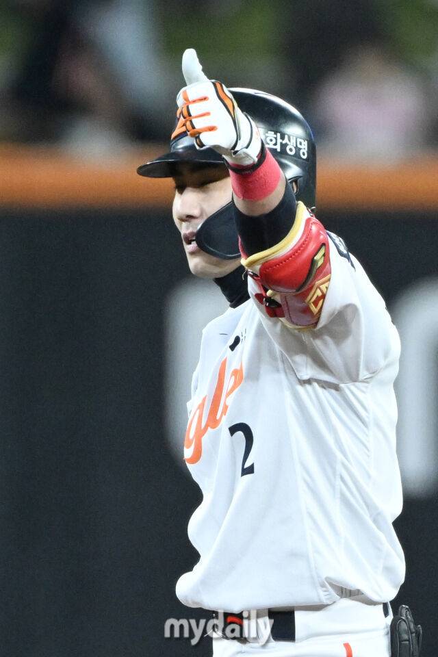 29일 대전 한화생명 볼파크 야구장에서 열린 '2025 신한 SOL 뱅크 KBO 한국시리즈 3차전' LG 트윈스와 한화 이글스 경기. 한화 심우준이 8회말 2사 만루에 2타점 역전 2타점 2루타를 친 후 기뻐하고 있다./마이데일리