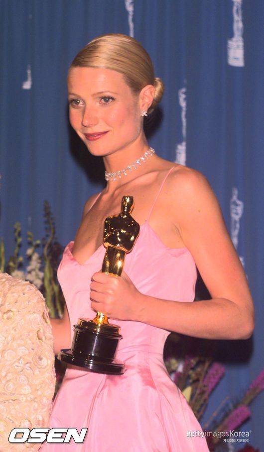 376961 01: 3-21-99- Los Angeles -Dame Judi Dench and Gwyneth Paltrow holding their Oscars at the 71st Academy Awards at the Dorothy Chandler Pavilion.
