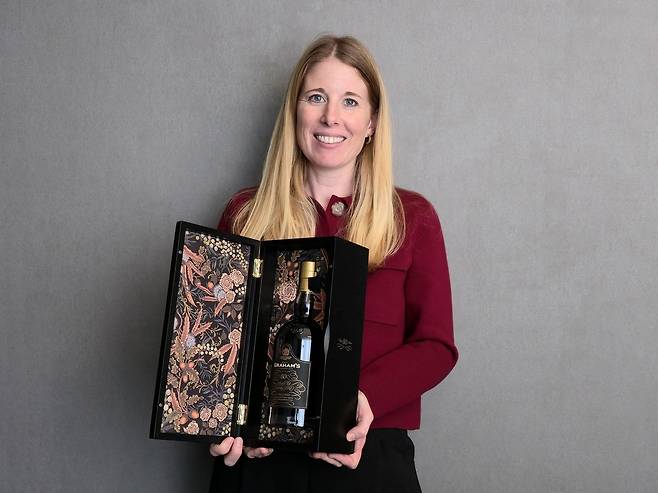 그라함 80년 토니 포트를 소개하는 시밍턴 가문 5대손 샬럿 시밍턴. 최현태 기자