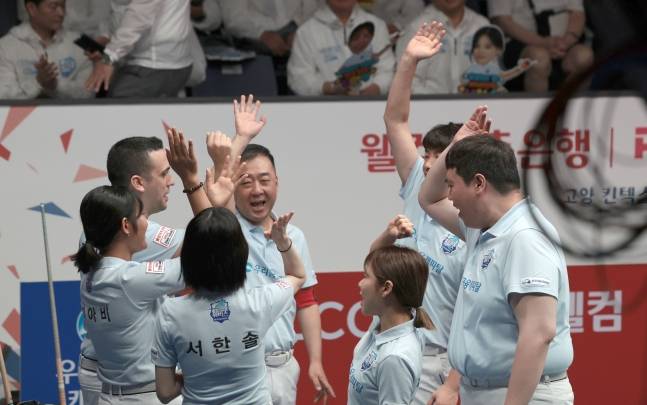 우리금융캐피탈 선수들이 승리 후 함께 세리머니를 하고 있다. /사진=PBA 제공