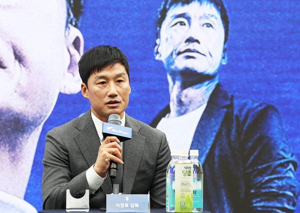 프로축구 K리그2 수원 삼성 블루윙즈 이정효 신임 감독이 2일 경기도 수원시 권선구 도이치오토월드에서 열린 취임식에서 취재진 질문에 답하고 있다. 2026.1.2 /연합뉴스
