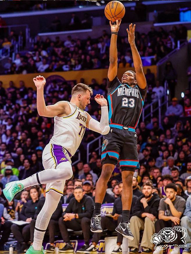 (왼쪽부터) 루카 돈치치, 세드릭 코워드