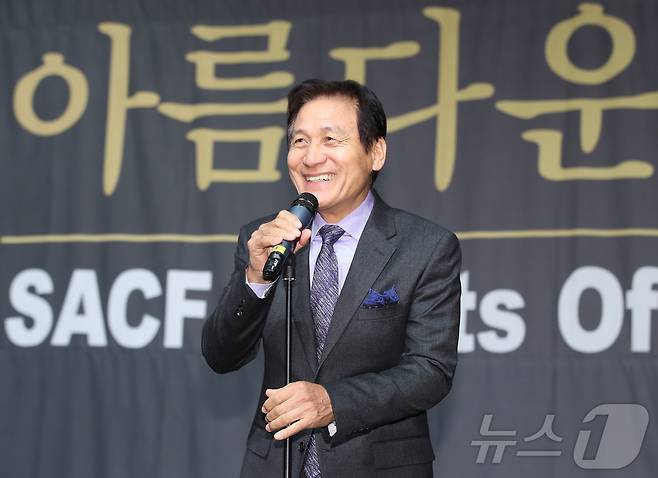 배우 안성기가 5일 서울 용산구 순천향대병원에서 향년 74세를 일기로 별세했다. 사진은 2019년 제9회 아름다운예술인상에서 인사말하는 배우 안성기. (뉴스1 DB) 2026.1.5/뉴스1