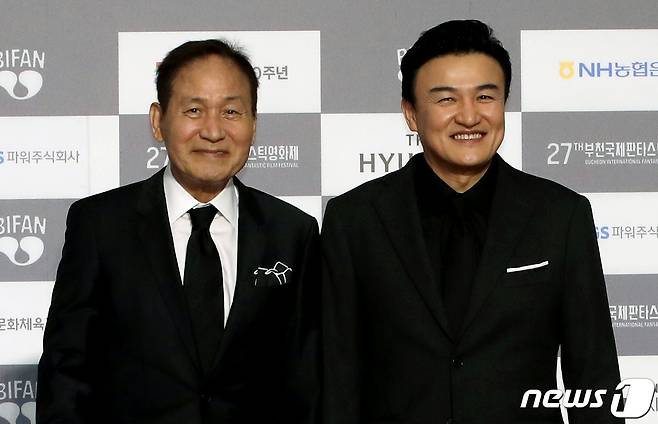 안성기(왼쪽), 박중훈 배우가 지난 2023년 경기 부천시 부천시청 잔디광장에서 열린 제27회 부천국제판타스틱영화제 개막식 레드카펫 행사에 참석하는 모습. 2023.6.29/뉴스1 ⓒ News1 정진욱 기자